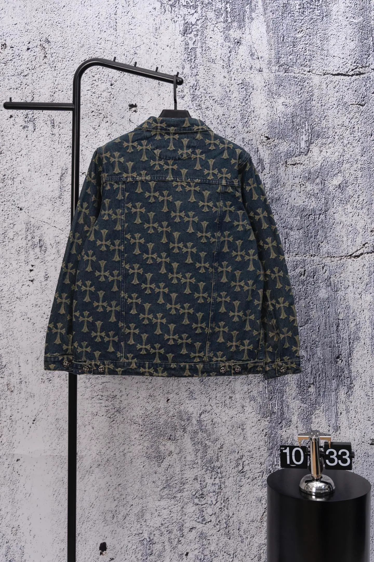 P240 Chrome Hearts CH Chrome Hearts double-sided all-over LOGO jacquard dark pattern heavy-duty denim jacket jeans denim suit same style as the Internet celebrity star's cross-printed denim jacket jeans, the unique cross design element plus all-over printing, full of design sense. It is made of 100% denim cotton fabric with heavy coarse yarn count, which ensures a stiff and tough silhouette while being soft, comfortable and breathable. The lapel is designed with silver buttons and is full of texture. The classic white cross logo is all over the dress, making it a perfect versatile style for spring and summer! Customized jacquard fabric, you can wear it in various styles. This gender-neutral shirt is a must-have for nightclubs. It can be worn as a jacket for both men and women. It can be easily worn by both men and women! The original loose version is made of high-quality pure cotton fabrics. The fabric pattern is high-definition and delicate without burrs. It is comfortable and breathable to wear. All the buttons are molded and customized. It is casual and fashionable and can be matched with any bottoms. It can be windproof and sunproof in spring and summer. It can be worn outside in autumn and winter! Easily concave shape makes you look slimmer and taller, perfect for both men and women! Color: Black Blue Size: Jacket S-XL Pants 28-36